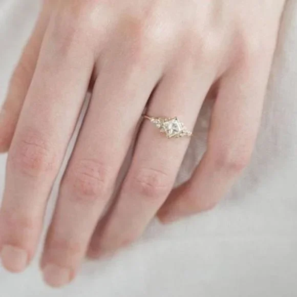 NEW 18K YELLOW GOLD DIAMOND PRINCESS RING, CUTE RING, SHINY RING. - Picture 5 of 6